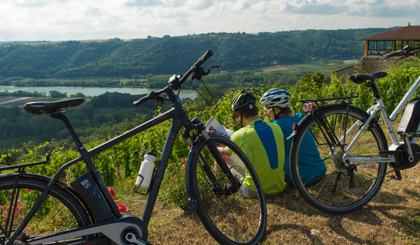 Cyclistes le long de la Via Rhona dans la vallée du Rhône