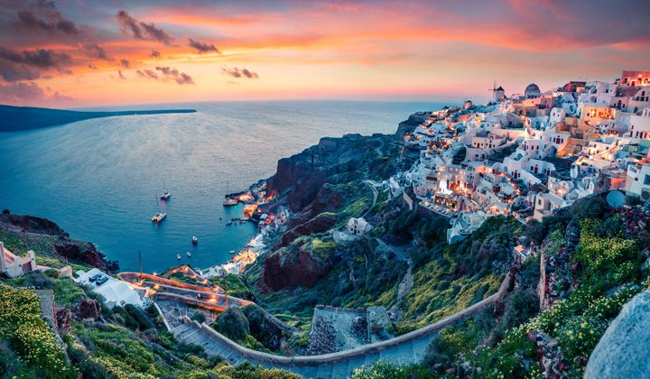 Coucher de soleil sur le village d'Oia, Santorin, Cyclades