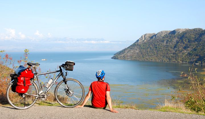 Cycliste près de Virpazar devant le lac de Skadar