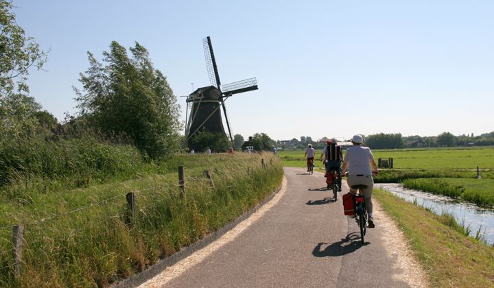 Cyclistes moulins Pays Bas