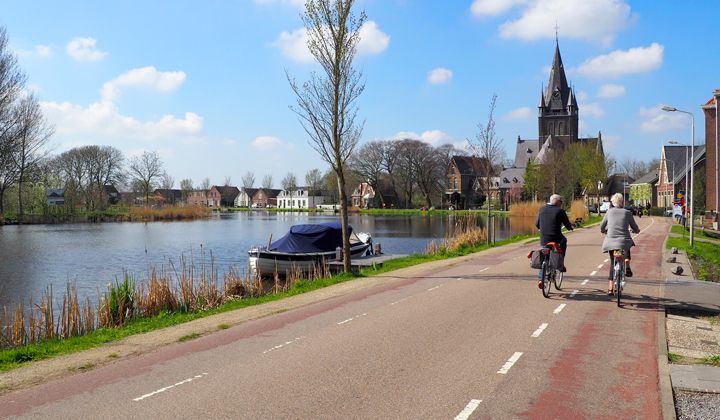 Cyclistes à Nes-sur-l'Amstel, aux Pays-Bas