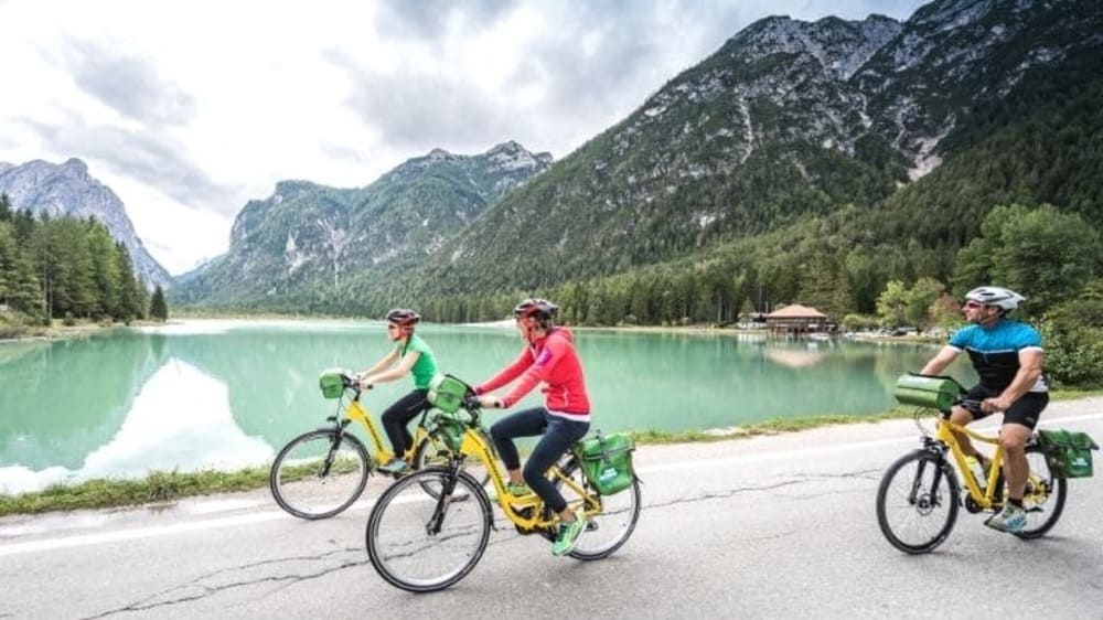 Vélo autour du lac de Dobbiaco dans les Dolomites 
