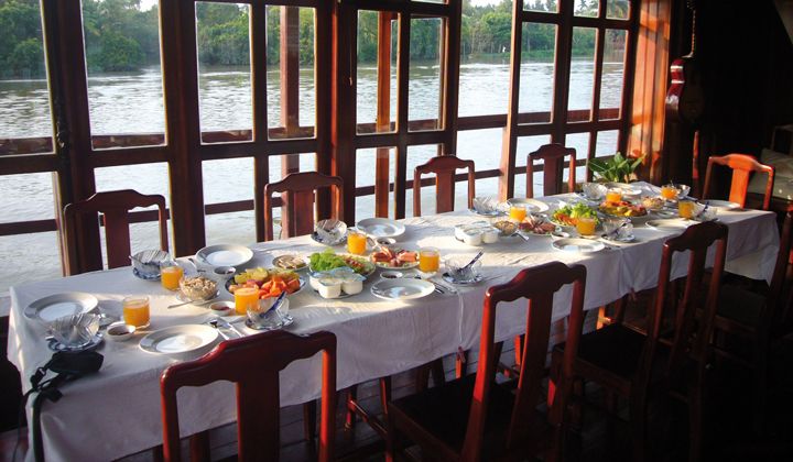 Petit-déjeuner à bord du bateau Le Cochinchine