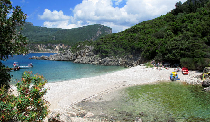 Plage de Limni près de Liapades sur l'île de Corfou