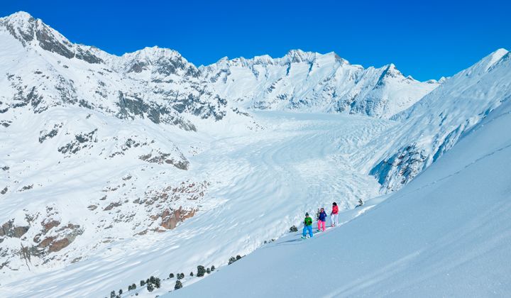 Randonnée en raquettes devant le glacier d'Aletsch, en Suisse