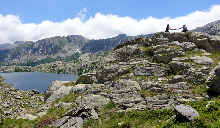 Randonneurs au-dessus du lac Long Supérieur, dans le Mercantour