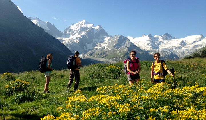 Randonneurs devant le Piz Roseg en Suisse