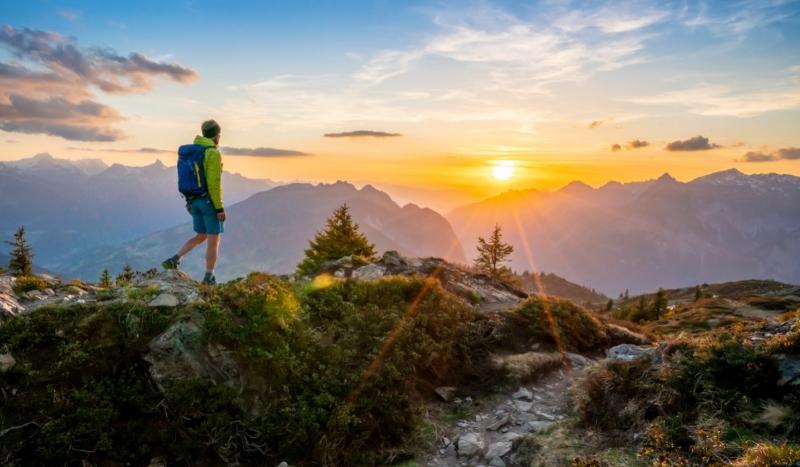 Voyage randonnée en liberté dans les Alpes © AdobeStock
