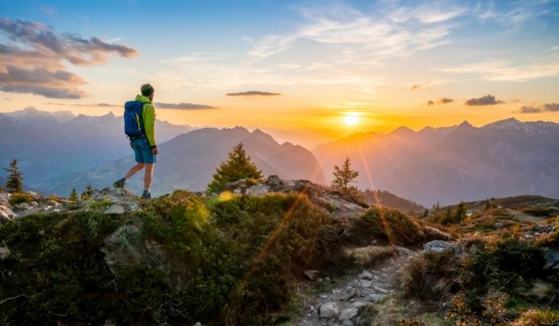 Voyage randonnée en liberté dans les Alpes © AdobeStock