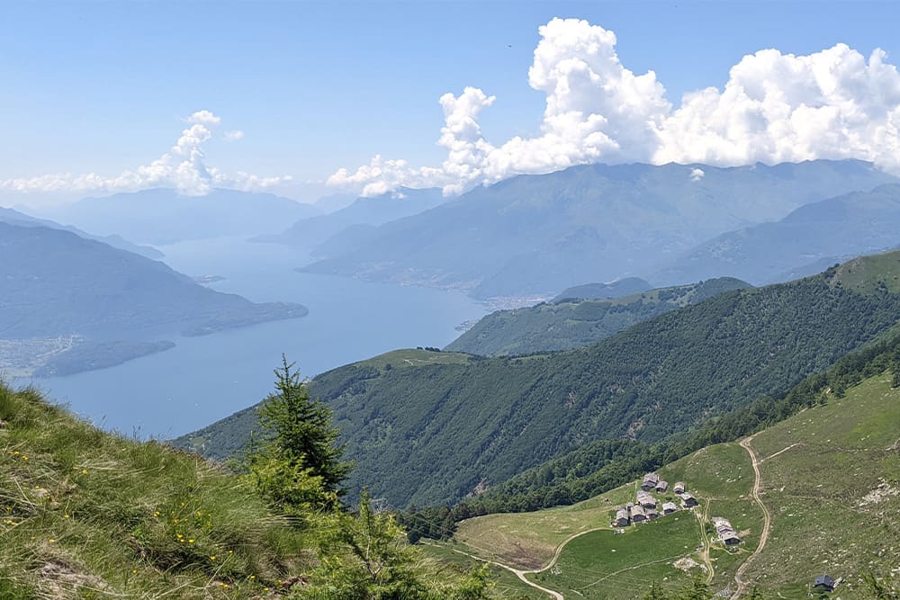 Vue sur l'Alpe di Mezzo en contrebas © Adrien Ozanon