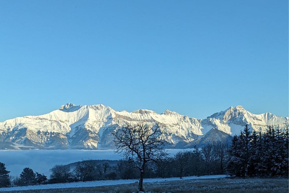 Vue sur le Dévoluy depuis la route © Adrien Ozanon