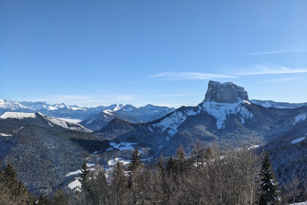 Vue sur le Mont Aiguille depuis la crête du Brisou © Adrien Ozanon